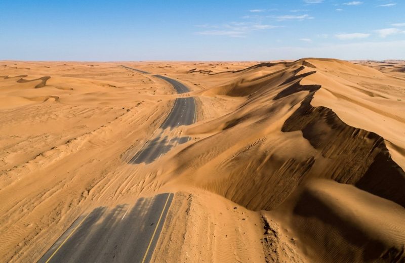 Dunes de sable avançant sur une route
